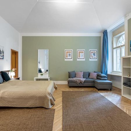 Spacious 3 Bedroom Apartment In The Heart Of Прага Экстерьер фото
