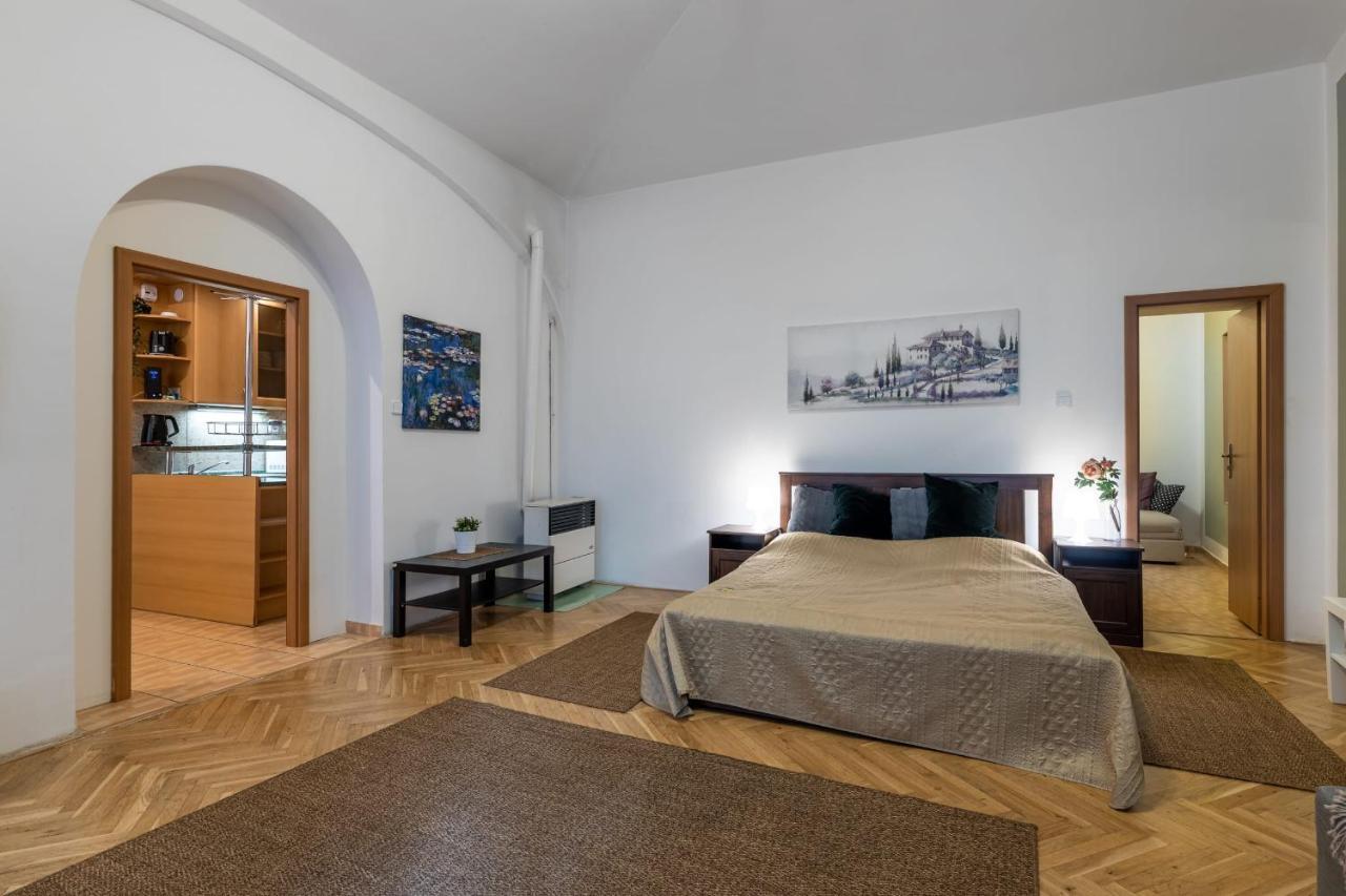 Spacious 3 Bedroom Apartment In The Heart Of Прага Экстерьер фото