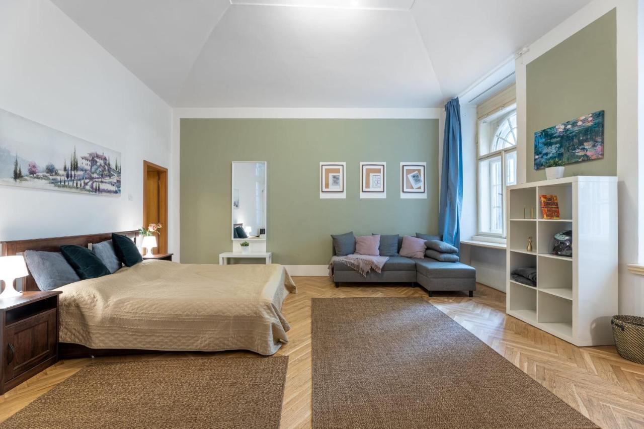 Spacious 3 Bedroom Apartment In The Heart Of Прага Экстерьер фото
