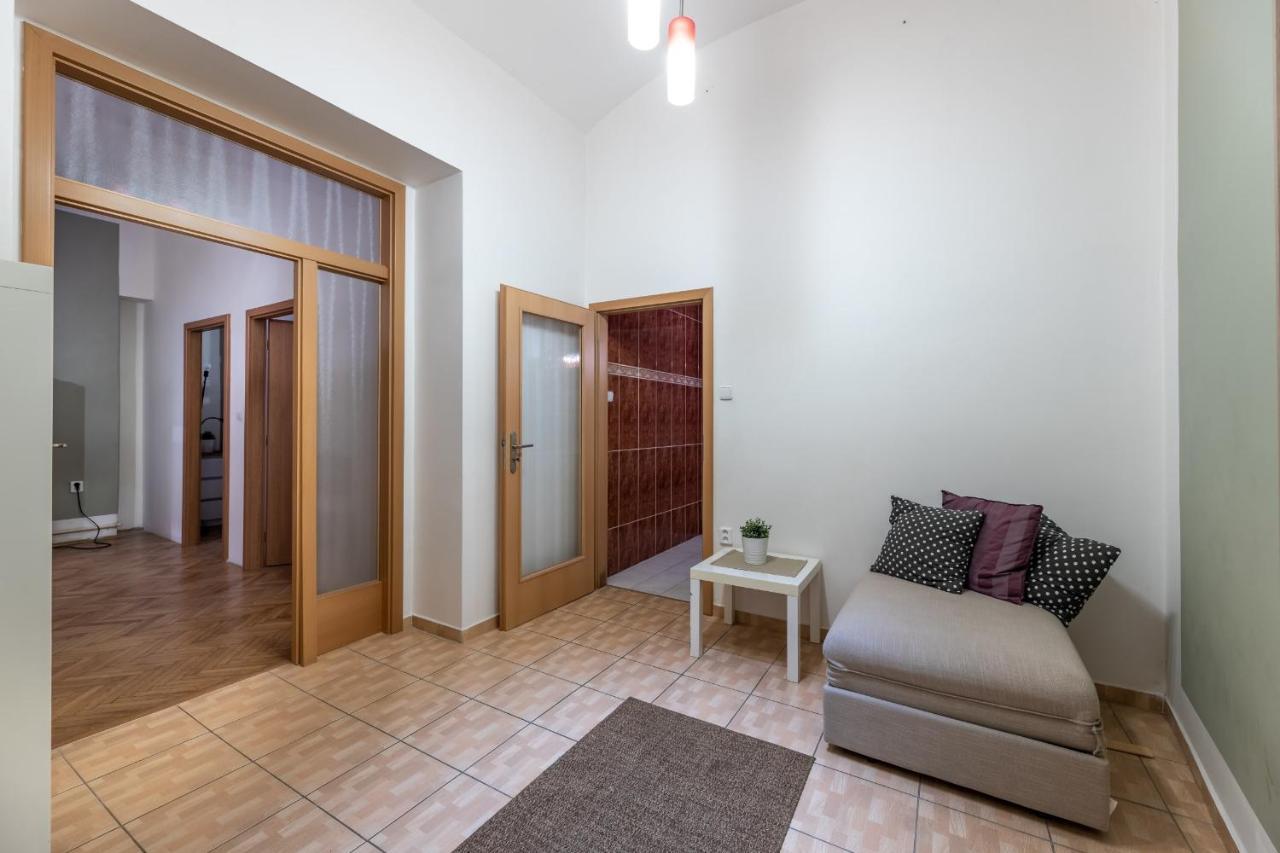 Spacious 3 Bedroom Apartment In The Heart Of Прага Экстерьер фото