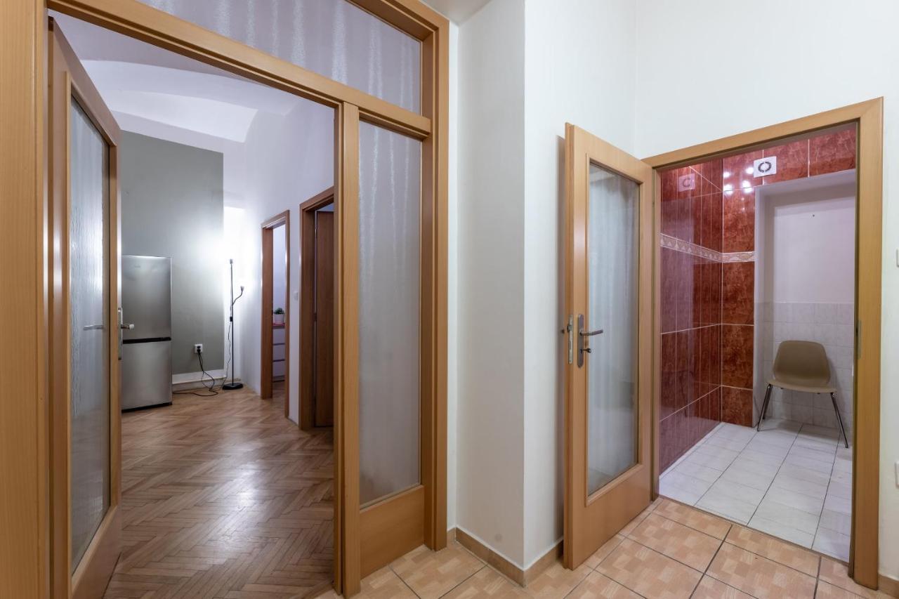 Spacious 3 Bedroom Apartment In The Heart Of Прага Экстерьер фото