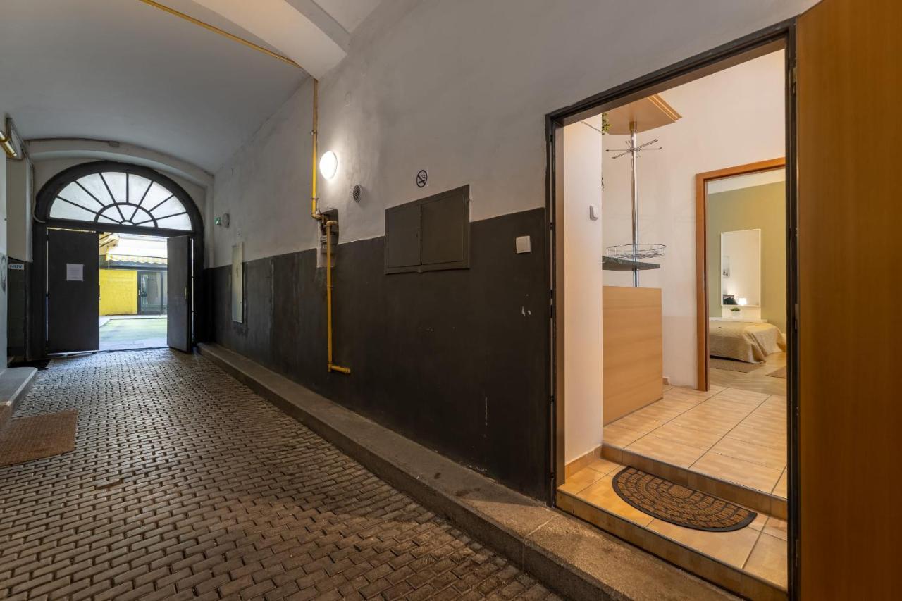 Spacious 3 Bedroom Apartment In The Heart Of Прага Экстерьер фото